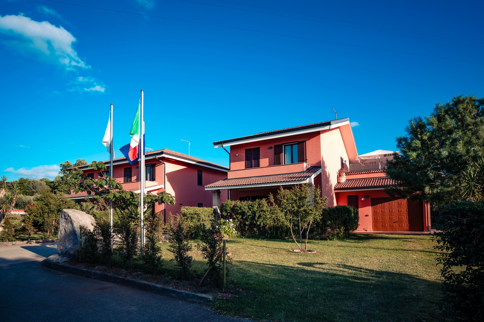 Vista esterna del Residence La Cicala a Palmi, con la Costa Viola sullo sfondo.
